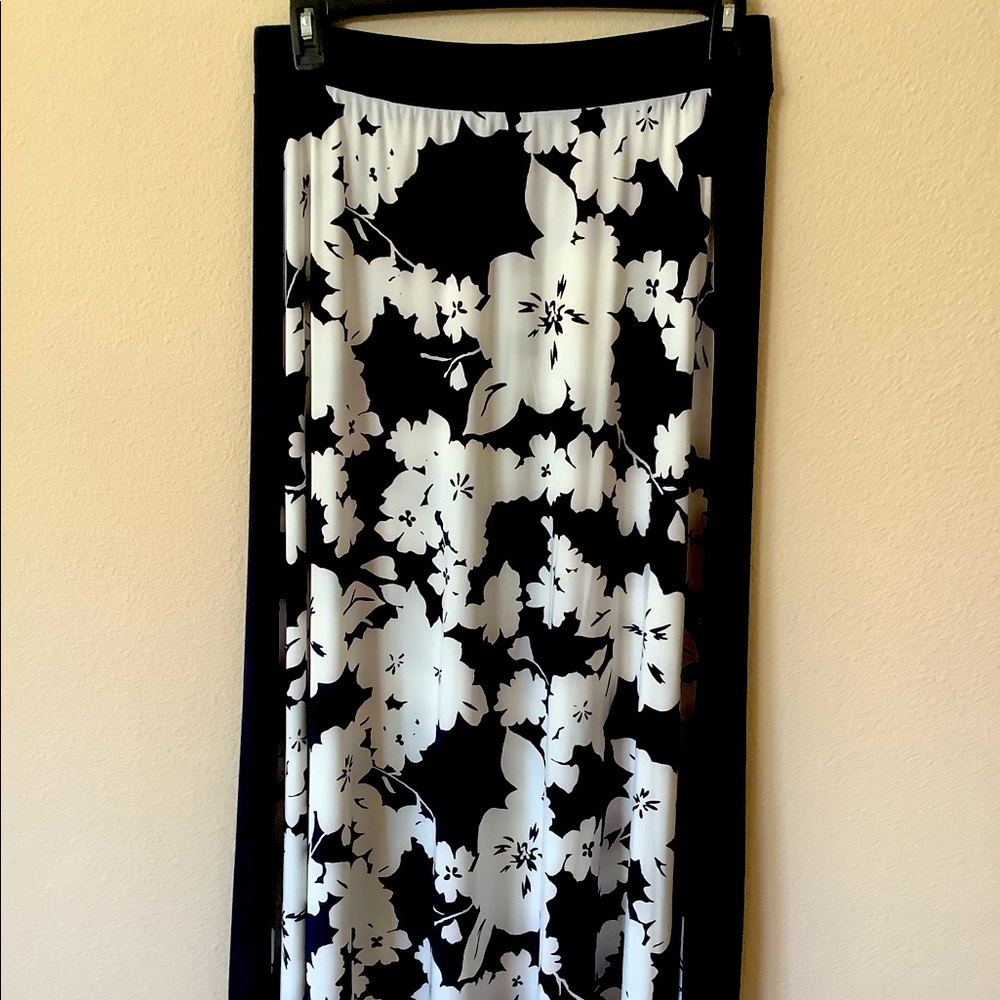 NEW MAXI SKIRT INC Brand Floral Prints Beautiful White & Dark Blue Color